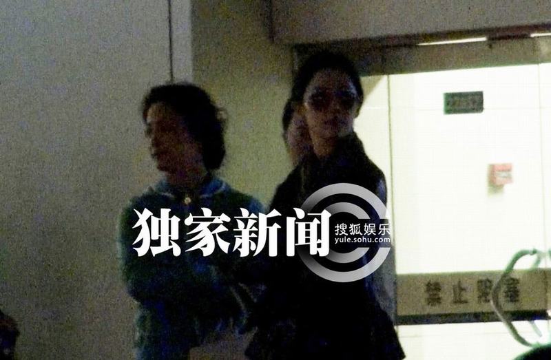 劉亦菲攜母回京 繼父陳金飛百萬豪車接機身兼多“職”