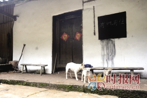 江津區(qū)中山鎮(zhèn)，愛情天梯下，徐朝清老人的兒子劉明生開設(shè)的小客棧，門前懸掛的黑板上寫著“有吃有住”專門方便去天梯感受愛情的游人