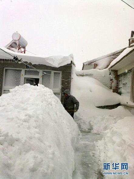 北京大雪高速積雪嚴重致擁堵 武警給司機送飯