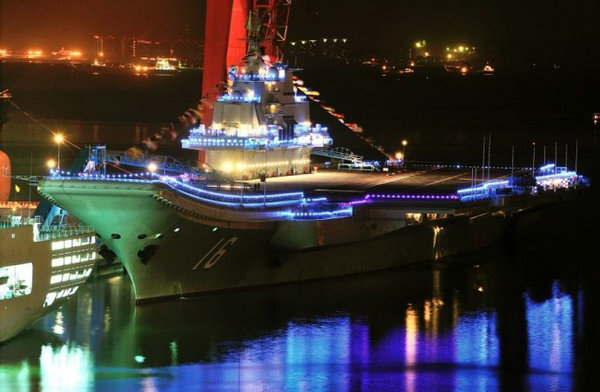 資料圖：五彩斑斕的中國(guó)航母遼寧艦。