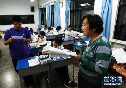 （十八大代表風采錄·圖文互動）（3）不讓一個學生掉隊——記甘肅省嘉峪關(guān)市酒鋼三中教師閆桂珍
