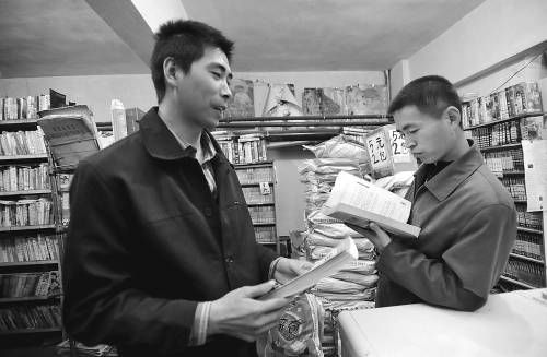 河南打工小伙馬輝在烏魯木齊一間200多平方米的地下室里，自辦“打工者書屋”，專門為打工者提供租書、看書服務(wù)。朱翊攝