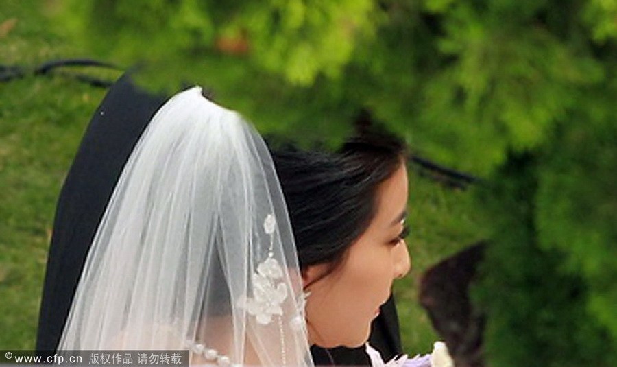 郭晶晶、霍啟剛注冊(cè)結(jié)婚 郭晶晶父母現(xiàn)身吳敏霞領(lǐng)銜伴娘團(tuán)