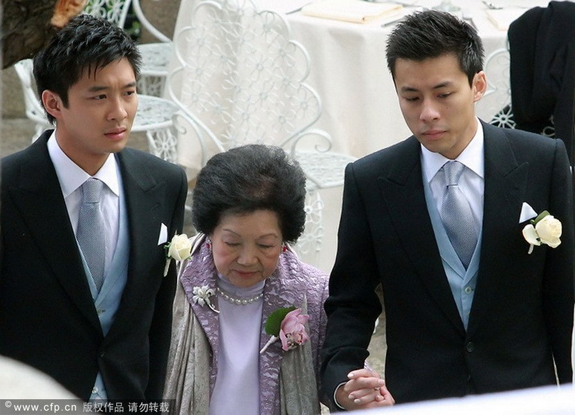 郭晶晶、霍啟剛注冊(cè)結(jié)婚 郭晶晶父母現(xiàn)身吳敏霞領(lǐng)銜伴娘團(tuán)