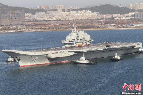 10月30日10時20分，中國航母“遼寧艦”?？吭谶|寧省大連港碼頭，完成了其正式交接入役后的首次出海。圖為當日向大連港碼頭駛?cè)氲?#8220;遼寧艦”。<a target=&apos;_blank&apos; href=&apos; align=