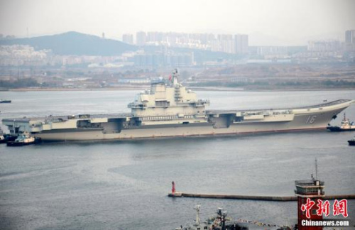 10月30日10時20分，中國航母“遼寧艦”停靠在遼寧省大連港碼頭，完成了其正式交接入役后的首次出海。圖為當日向大連港碼頭駛入的“遼寧艦”。<a target=&apos;_blank&apos; href=&apos; align=