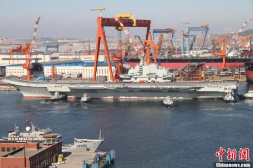 10月30日10時(shí)20分，中國(guó)航母“遼寧艦”?？吭谶|寧省大連港碼頭，完成了其正式交接入役后的首次出海。圖為當(dāng)日向大連港碼頭駛?cè)氲?#8220;遼寧艦”。<a target=&apos;_blank&apos; href=&apos; align=