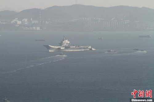10月30日10時(shí)20分，中國(guó)航母“遼寧艦”?？吭谶|寧省大連港碼頭，完成了其正式交接入役后的首次出海。圖為當(dāng)日向大連港碼頭駛?cè)氲?#8220;遼寧艦”。<a target=&apos;_blank&apos; href=&apos; align=