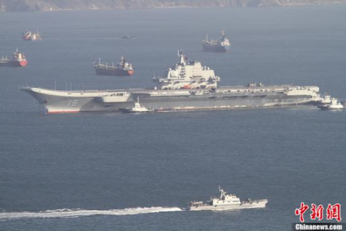 10月30日10時20分，中國航母“遼寧艦”停靠在遼寧省大連港碼頭，完成了其正式交接入役后的首次出海。圖為當日向大連港碼頭駛?cè)氲?#8220;遼寧艦”。<a target=&apos;_blank&apos; href=&apos; align=