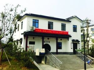 如果不是門前的標(biāo)牌，很多人都會把這個公廁當(dāng)作一幢別墅。蔣文龍 攝