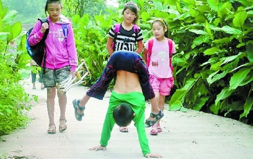 倒立行走去上學(xué) 堅(jiān)強(qiáng)癱瘓男孩感動網(wǎng)友。圖據(jù)山東商報(bào)