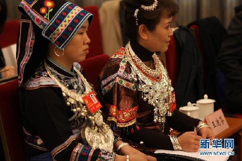 （十八大·花絮）（1）多姿服飾增彩盛會(huì)