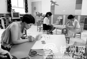 浙江一所幼兒園內(nèi)，老師們裝扮教室，迎接小朋友們到來。