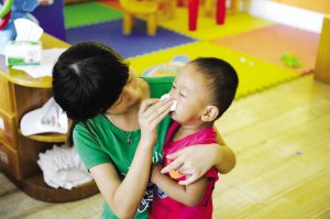 2012年9月3日，浙江一所幼兒園，老師幫孩子擦鼻涕。
