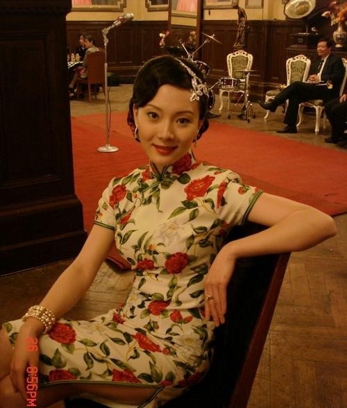 趙雅芝湯唯等眾一線(xiàn)女星演繹旗袍風(fēng)情 旗袍造型是慘是美眾說(shuō)紛紜