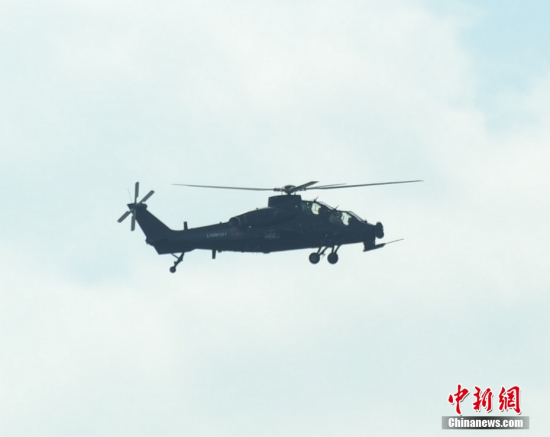 武直10現(xiàn)身珠海航展上空。陳海峰攝