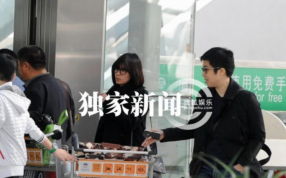 賈靜雯與同性密友孔菁蘋(píng)出街抵京 酒店熱聊