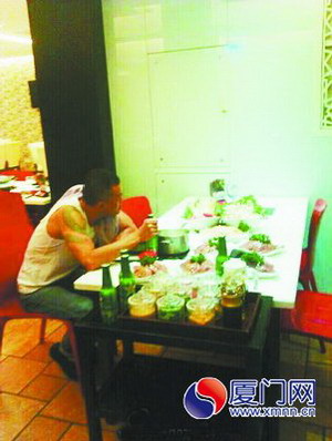 “豬肝哥”獨(dú)坐餐桌前，面前擺了5盤豬肝。