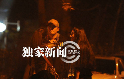于小偉忘舊情攜手兩美女一同吃飯 抽煙耳語(yǔ)顯曖昧