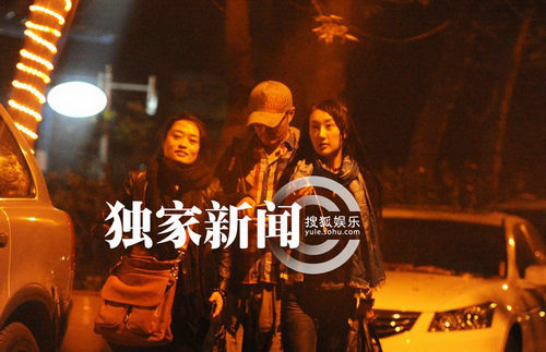 于小偉忘舊情攜手兩美女一同吃飯 抽煙耳語(yǔ)顯曖昧