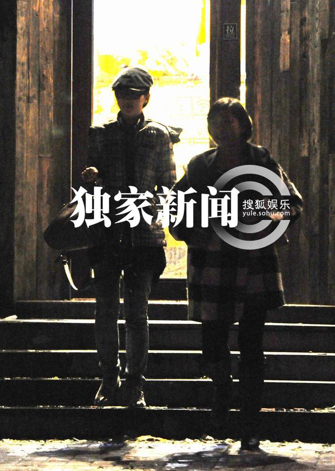 劉亦菲與閨蜜“夜談” 駕豪車(chē)同回別墅