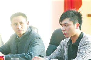 兒子周成程要參軍，父親周奇迪（左一）很是支持