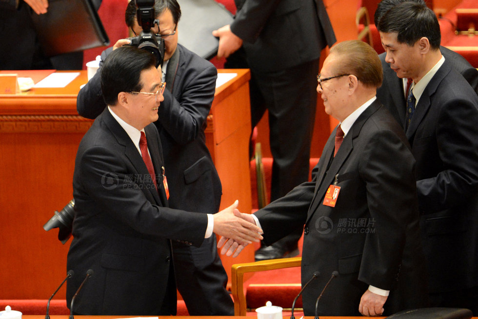 大會閉幕后，胡錦濤與江澤民握手。