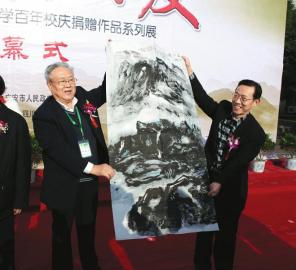 17日上午，曾擔(dān)任鄧小平辦公室警衛(wèi)秘書的張寶忠中將（左）向廣安市政府贈送書畫作品。