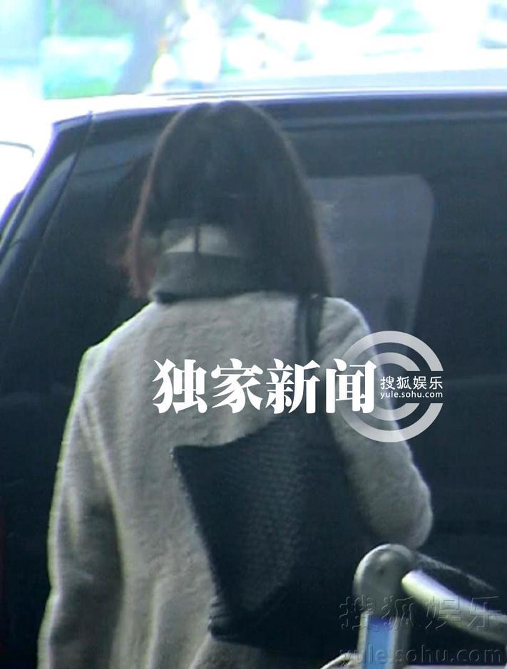 每日追星：王菲戴發(fā)箍“賣萌”狂聊手機 董潔婚變人憔悴