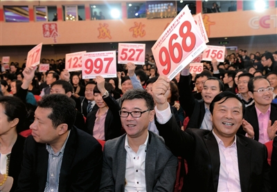 昨天，在央視2013年黃金資源廣告招標(biāo)競(jìng)購(gòu)大會(huì)現(xiàn)場(chǎng)，企業(yè)代表舉牌競(jìng)標(biāo)。圖/CFP