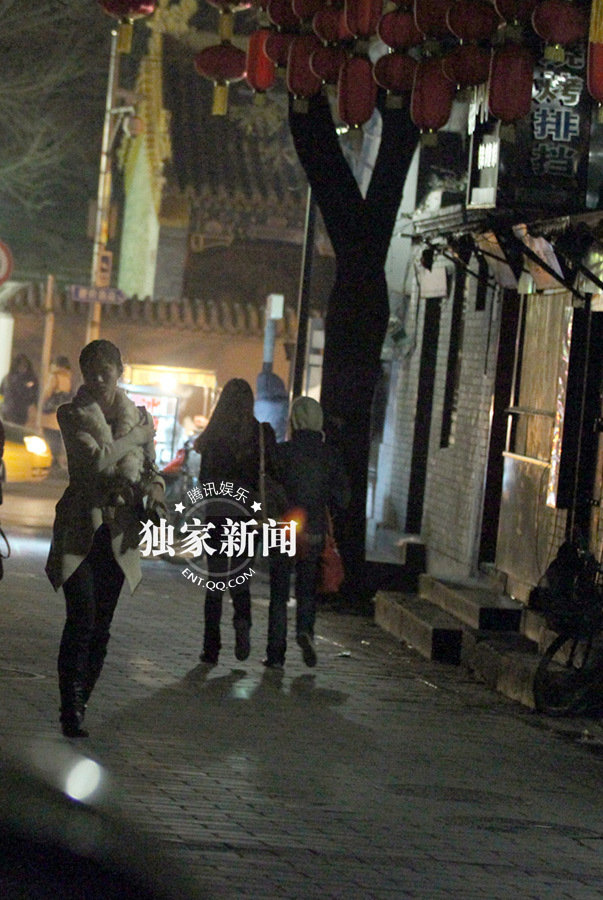 徐崢“出軌”白衣女是陶虹學妹 王熙然暴怒否認是小三三