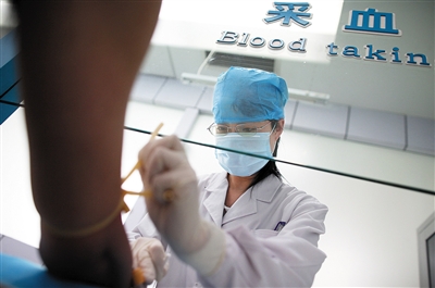 2010年5月，北京艾滋病毒攜帶者可以進行快速檢測。新京報資料圖片 韓萌 攝