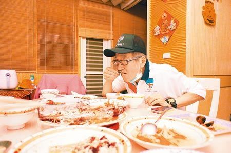 62歲高凌風血癌轉(zhuǎn)求助西醫(yī) 未成年兒子上夜店(組圖)