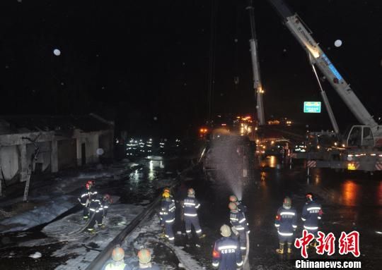 圖為消防官兵正在現(xiàn)場處置肇事油罐車吊裝轉運，防止發(fā)生復燃。劉忠俊攝