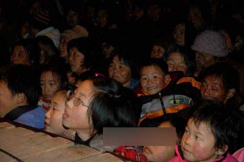 在農(nóng)村看場(chǎng)娛樂(lè)節(jié)目真不容易呀