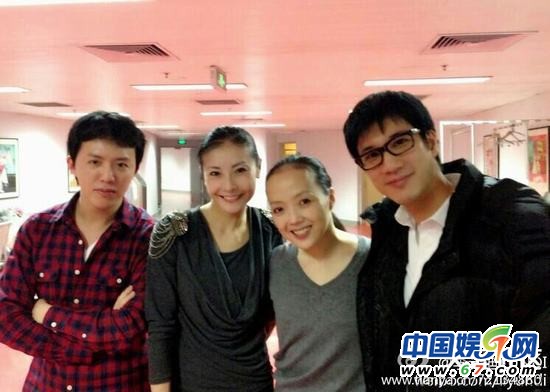 王力宏李云迪親密看電影被抓現(xiàn)行 網(wǎng)友呼：出柜吧！