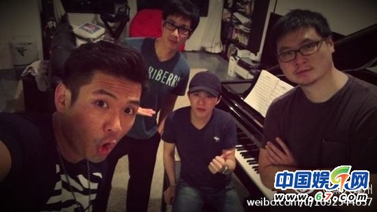 王力宏李云迪親密看電影被抓現(xiàn)行 網(wǎng)友呼：在一起！