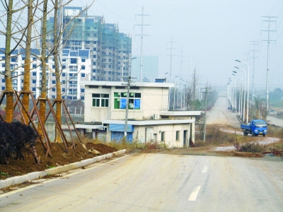 “房堅強”站在路中央已近3年。