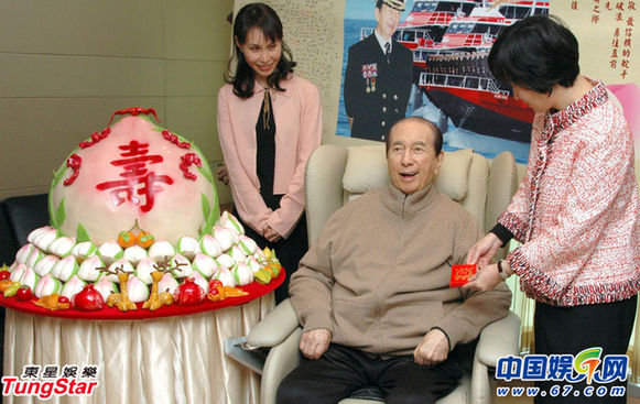 二太兩個(gè)女兒先給父親的壽桃