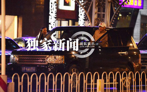 王全安攜妻開豪車出街秀恩愛(ài) 張雨綺冬裝裹身顯臃腫