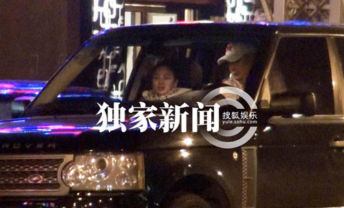 王全安攜妻開(kāi)豪車出街秀恩愛(ài) 張雨綺冬裝裹身顯臃腫
