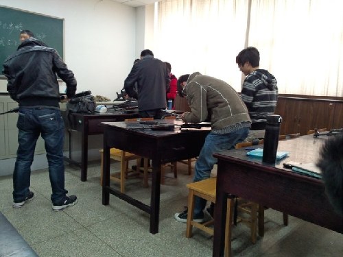 學(xué)生們在研究自動步槍