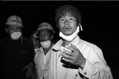 2008年，映秀馬元江搜救現(xiàn)場(chǎng)的尹春龍。（資料圖片） 本報(bào)記者周民攝