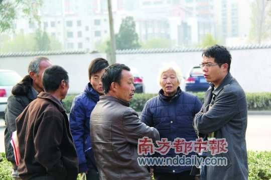 登封法院外，張海超與病人和家屬交談。在許多塵肺病友看來，張海超是一個大救星。