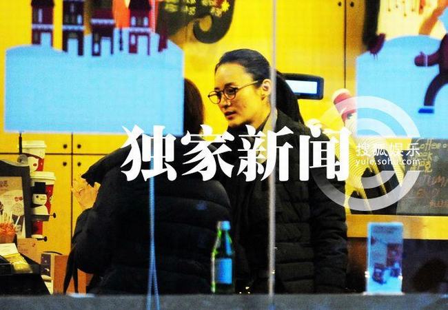 “瓊瑤旗下柔情派掌門(mén)人”蔣勤勤素顏買(mǎi)咖啡