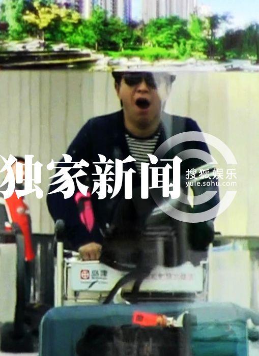 黃渤袁泉同日抵京 機(jī)場(chǎng)熱聊