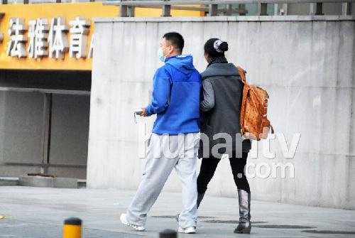 孫紅雷遮面會(huì)女友休閑裝顯土氣 女友駕百萬(wàn)豪車當(dāng)司機(jī)