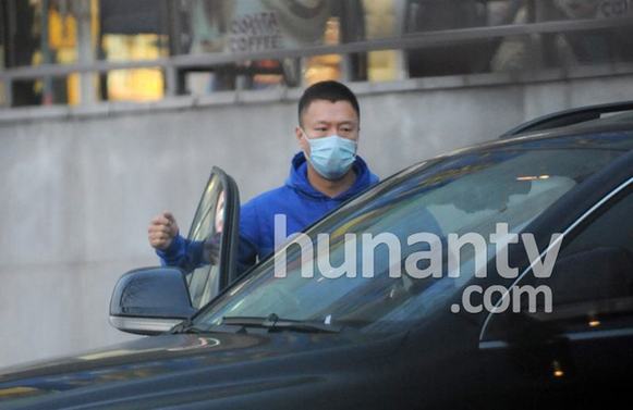 孫紅雷遮面會(huì)女友休閑裝顯土氣 女友駕百萬豪車當(dāng)司機(jī)