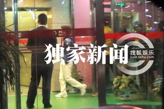 王寶強(qiáng)“貓王”發(fā)型出街排場大