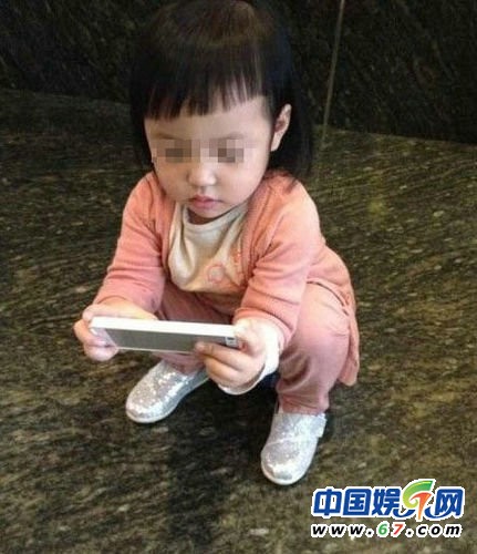趙薇愛(ài)女小四月在舅舅家吃飯吐舌賣(mài)萌 小臉圓大眼有神